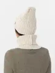Бежевый шапка со снудом