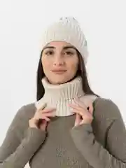 Бежевый шапка со снудом