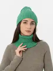Зеленый шапка со снудом
