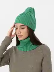 Зеленый шапка со снудом