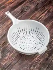 Белый дуршлаг кухонный с ручкой для макарон, круп