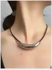 Серый колье, чокер, цепочка на шею с подвеской, на магните