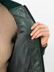 Зеленый бомбер женская укороченная куртка