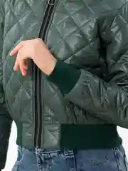 Зеленый бомбер женская укороченная куртка