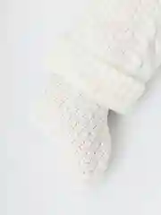 Белый вязаный костюм с шапочкой и пинетками