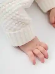 Белый вязаный костюм с шапочкой и пинетками
