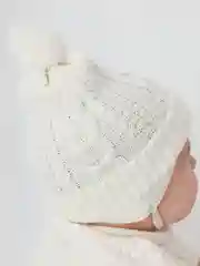 Белый вязаный костюм с шапочкой и пинетками