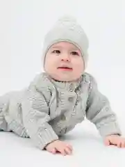 Серый вязаный костюм с шапочкой и пинетками