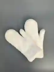 Белый варежки женские