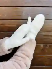 Белый варежки женские