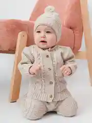 Песочный хаки вязаный костюм с шапочкой и пинетками