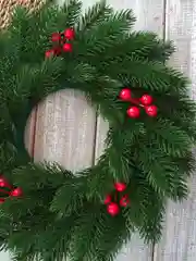 Алый венок новогодний / рождественский на дверь или стол, диаметр 32 см