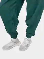 Зеленый костюм женский