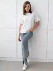 Белая хлопковая женская футболка со стразами