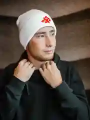 Белый шапка-бини с вышивкой, вязаная шапка с вышивкой, шапка с татарским орнаментом