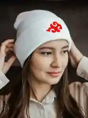 Белый шапка-бини с вышивкой, вязаная шапка с вышивкой, шапка с татарским орнаментом