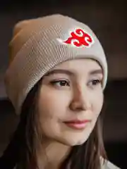 Бежевый шапка-бини с вышивкой, вязаная шапка с вышивкой, шапка с татарским орнаментом