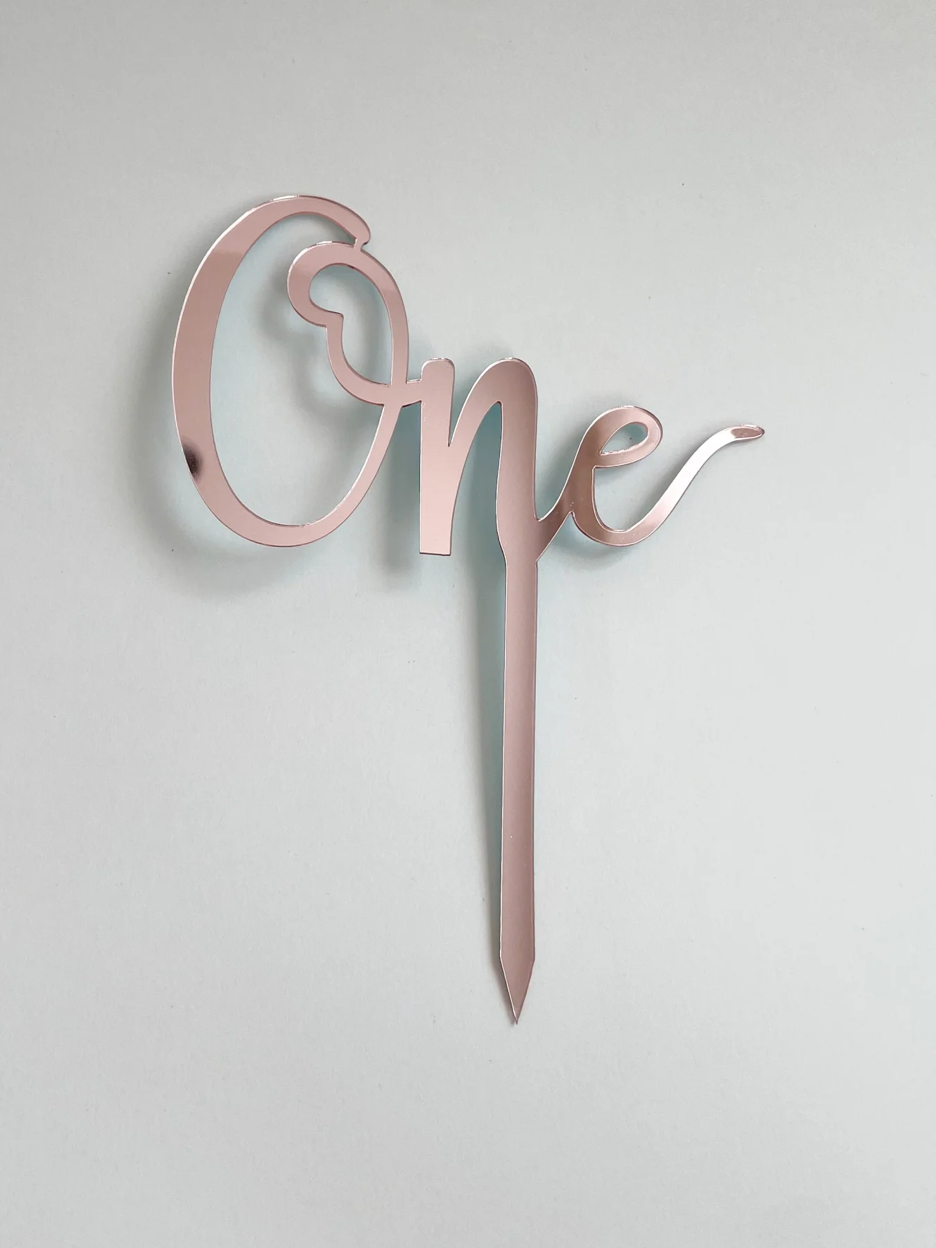 Розовый топпер на торт "One", акрил, надпись, украшение