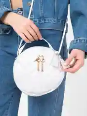 Белый сумка женская через плечо, круглая