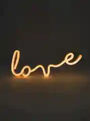 Вывеска неоновая декоративная "Love" (курсив), теплый белый