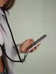 Черный шнурок на шею для телефона и ключей