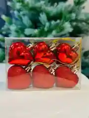 Алый набор елочных шаров-игрушек, украшения на елку: шишка, колокольчик, сердце