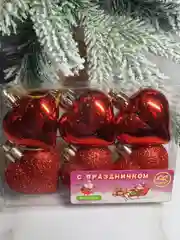 Алый набор елочных шаров-игрушек, украшения на елку: шишка, колокольчик, сердце