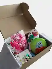 Розовый подарочный набор для девочек: резинки, расческа, кошелек