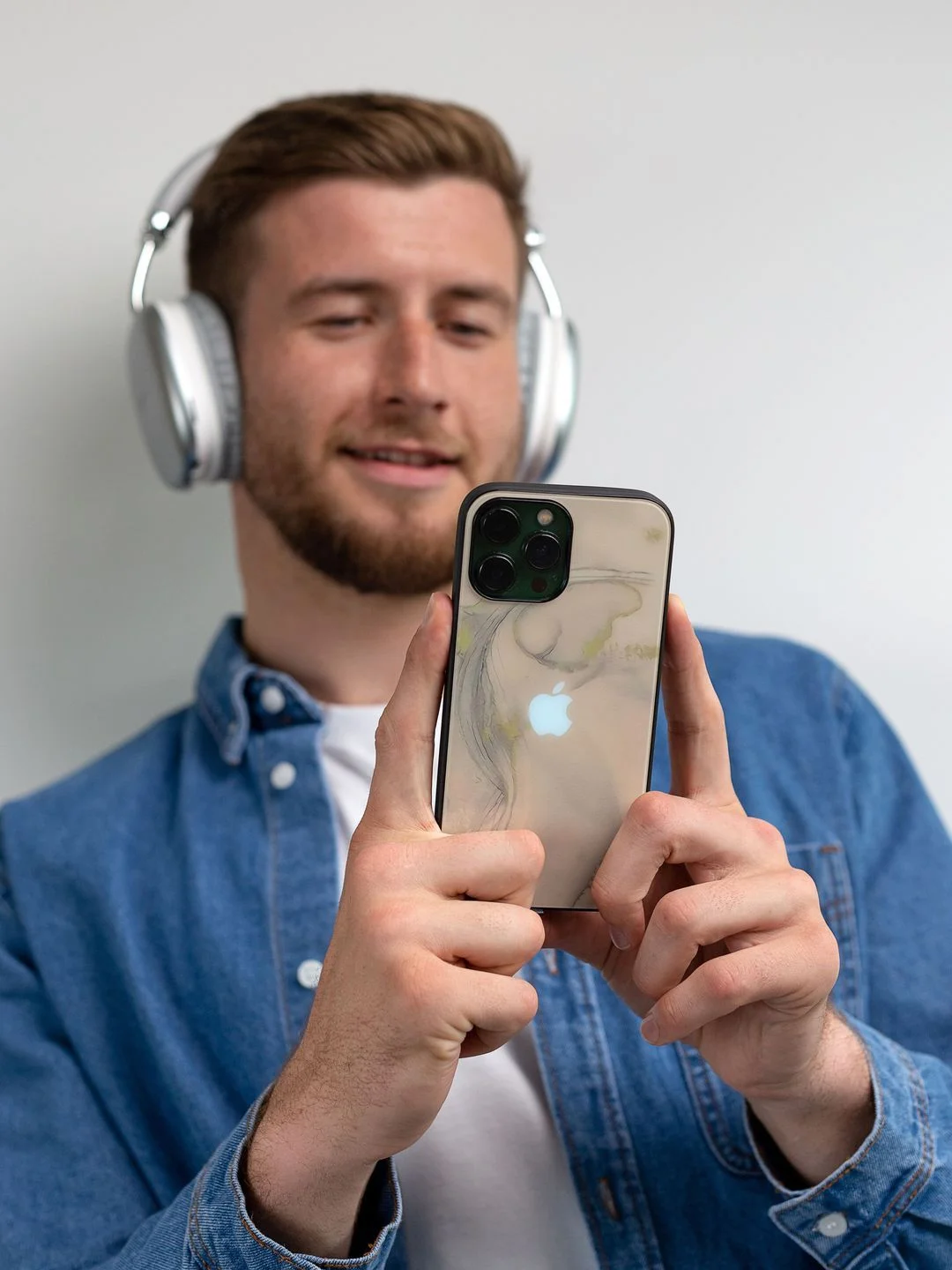 Бежевый чехол на iphone 13 pro, защитный, силиконовый с пластиком/задняя накладка с рисунком