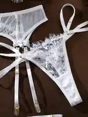 Белый комплект женского нижнего белья, кружевное, пояс для чулок, бюстгальтер и стринги