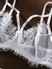 Белый комплект женского нижнего белья, кружевное, пояс для чулок, бюстгальтер и стринги