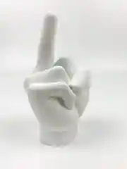 Белый статуэтка жест / средний палец
