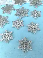 Снежинки из глитерного фетра