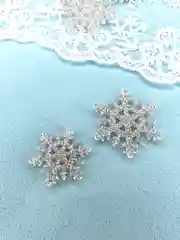 Снежинки из глитерного фетра
