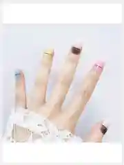 Накладные ногти короткие с дизайном форма Миндаль