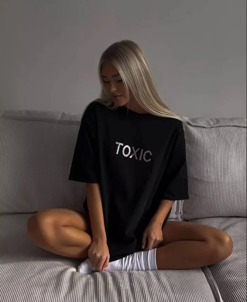 Черный футболка, оверсайз, с принтом "Toxic", в двух цветах черный и белый, хлопок