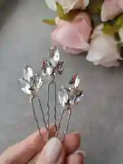 Белый шпильки со стразами для причёски