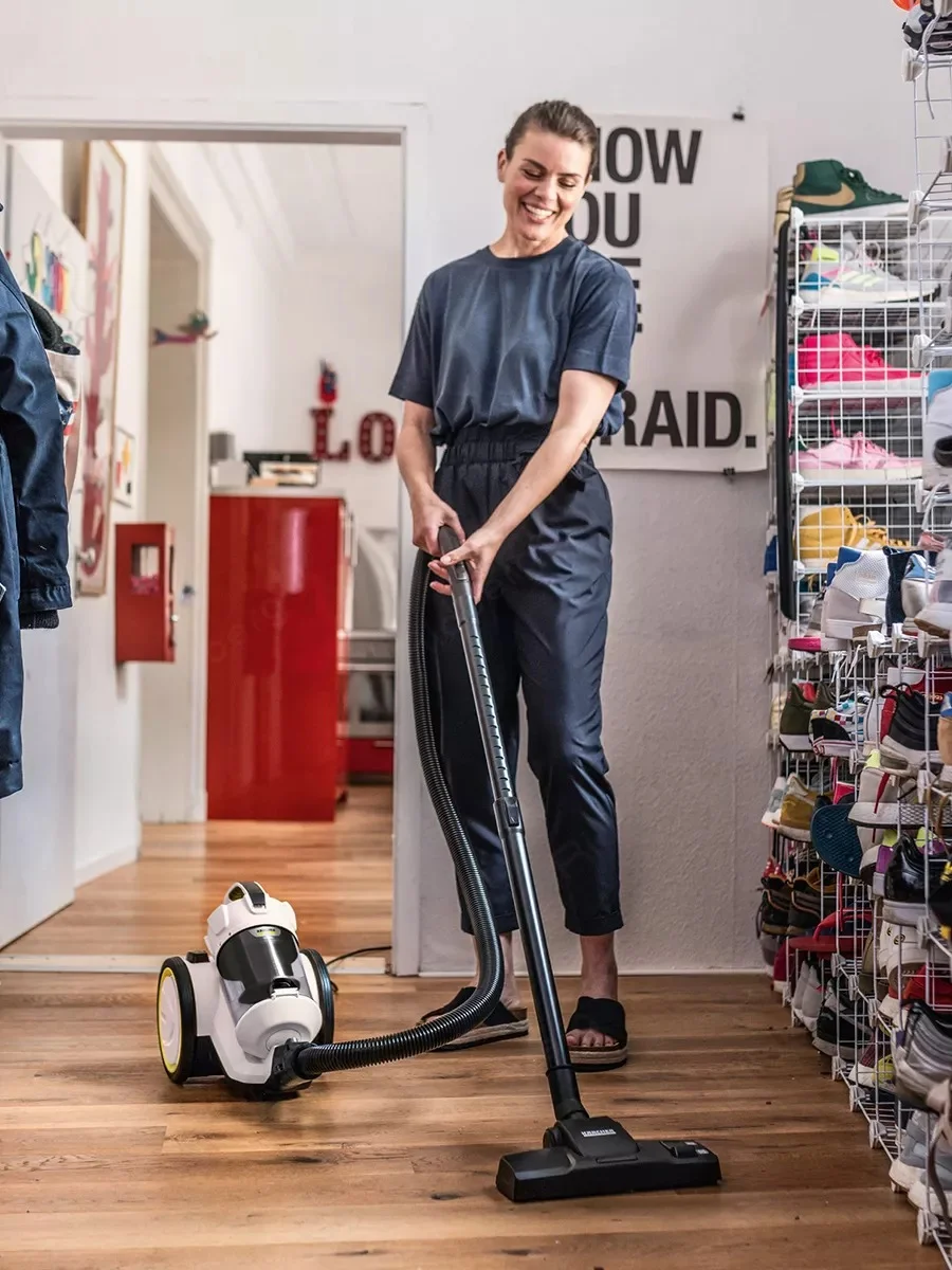 Белый пылесос Karcher VC 3, 1.198-053.0