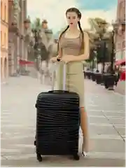 Черный чемодан на колесах, дорожный, пластиковый, с кодовым замком