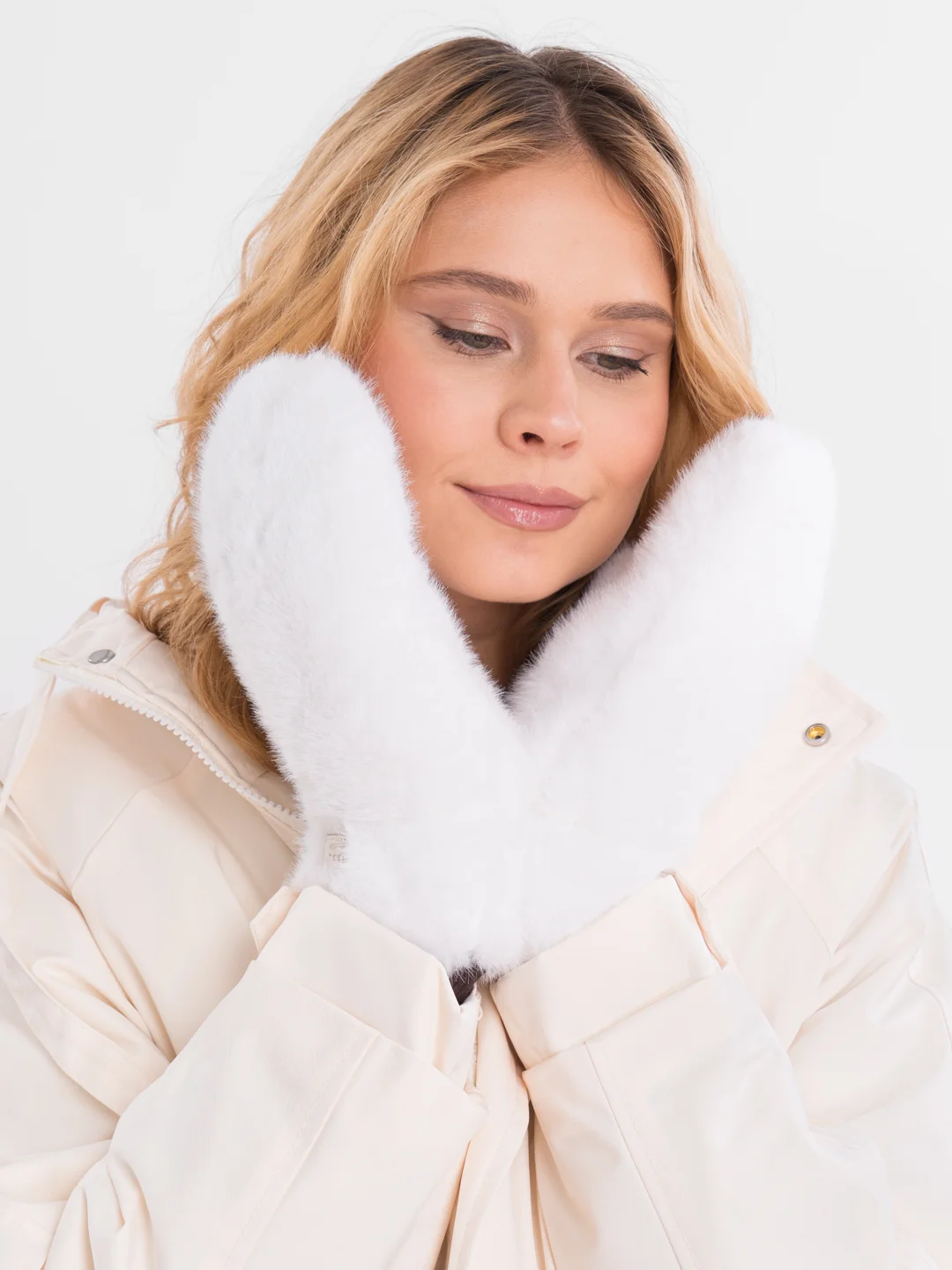 Варежки женские из меха, белые