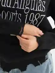 Черный oversized свитер женский с принтом