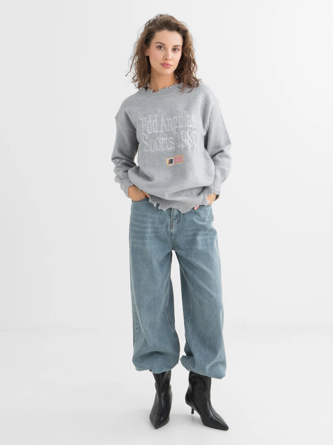 Серый oversized свитер женский с принтом