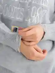 Серый oversized свитер женский с принтом