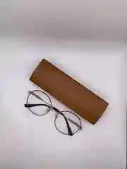 Коричневый футляр для очков на магните