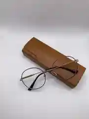 Бордовый футляр для очков на магните
