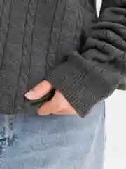 Серый свитер с горлом и молнией на воротнике