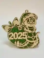 Символ года "Деревянная змея 2025". Игрушка на елку