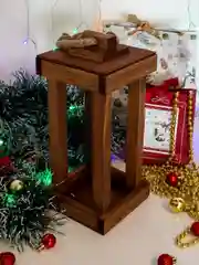 Коричневый фонарь деревянный декоративный