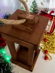 Коричневый фонарь деревянный декоративный