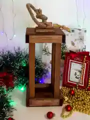 Коричневый фонарь деревянный декоративный
